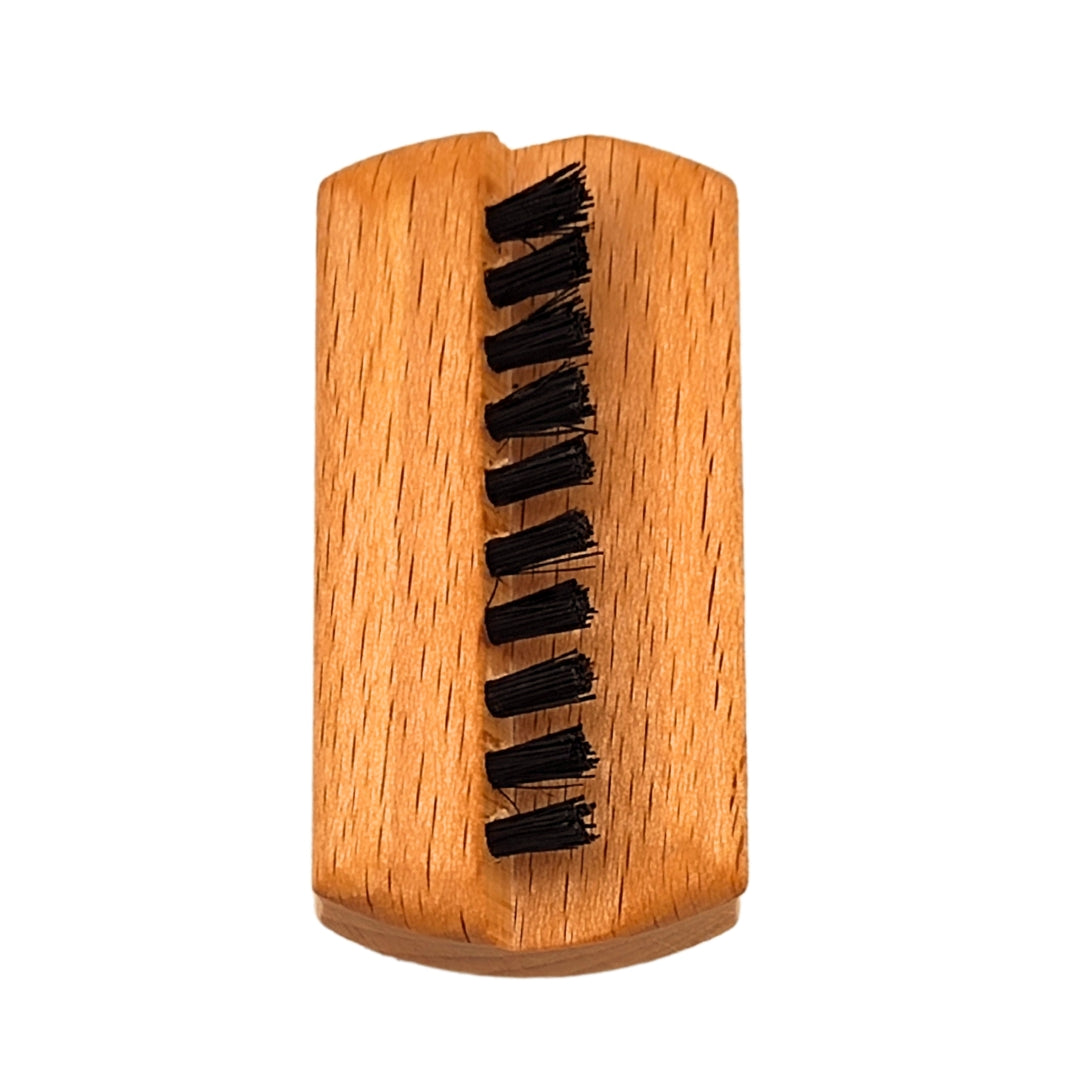 Reisenagelbürste mit Wildschweinborste aus Buchenholz