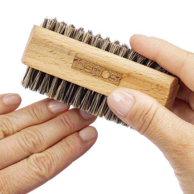 Hand- & Nagelbürste beidseitig Naturborsten grau aus Buchenholz