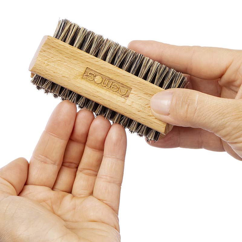 Hand- & Nagelbürste beidseitig Naturborsten grau aus Buchenholz