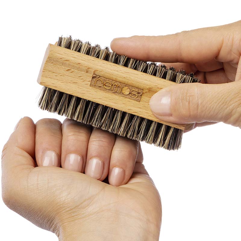Hand- & Nagelbürste beidseitig Naturborsten grau aus Buchenholz