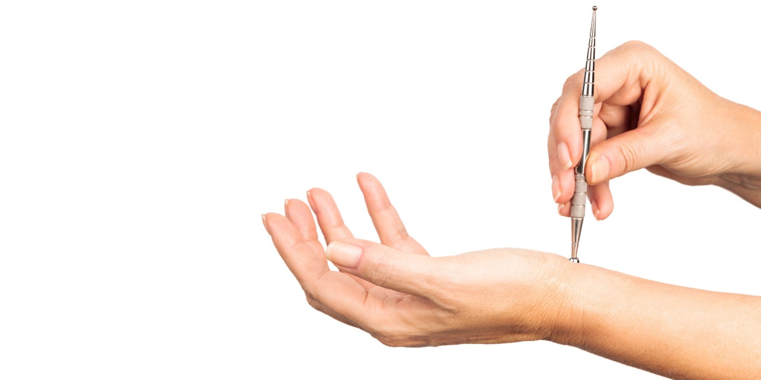 Akupressursftift in der rechten Hand, welcher an der linken angewendet wird. 