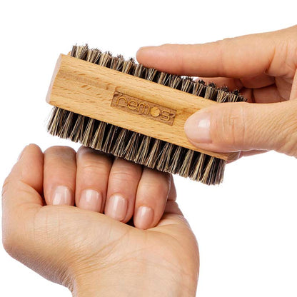 Hand- & Nagelbürste beidseitig Naturborsten grau aus Buchenholz